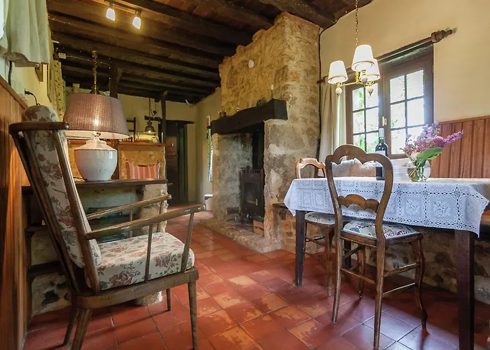Cottage In Les Eyzies De Tayac Sireuil With Pool